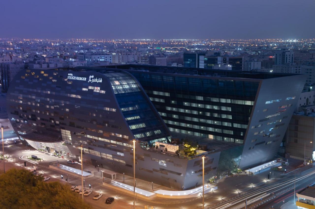 Steigenberger Residence 도하 외부 사진 The hospital at night
